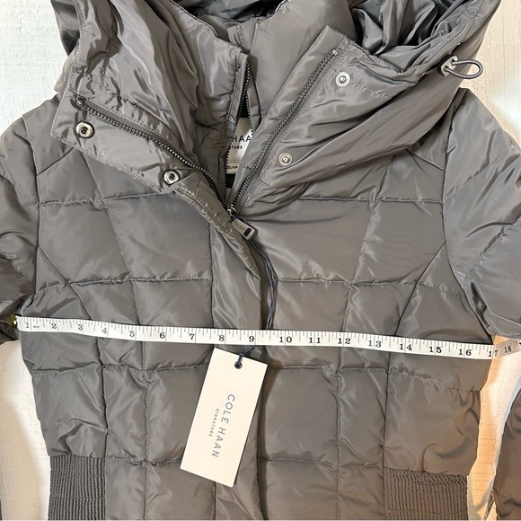 Cole Haan NWT Quilted Mid-Length Down Puffer Coat with Attached Hood XS Grey - Picture 11 of 11